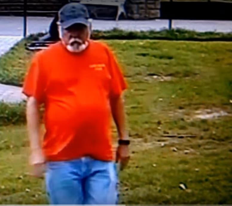 El anciano fue captado en video y sus fanáticos enloquecieron al darse cuenta que tenía la misma cicatriz que tenía Elvis por una fractura que sufrió en su dedo, cuando era joven.