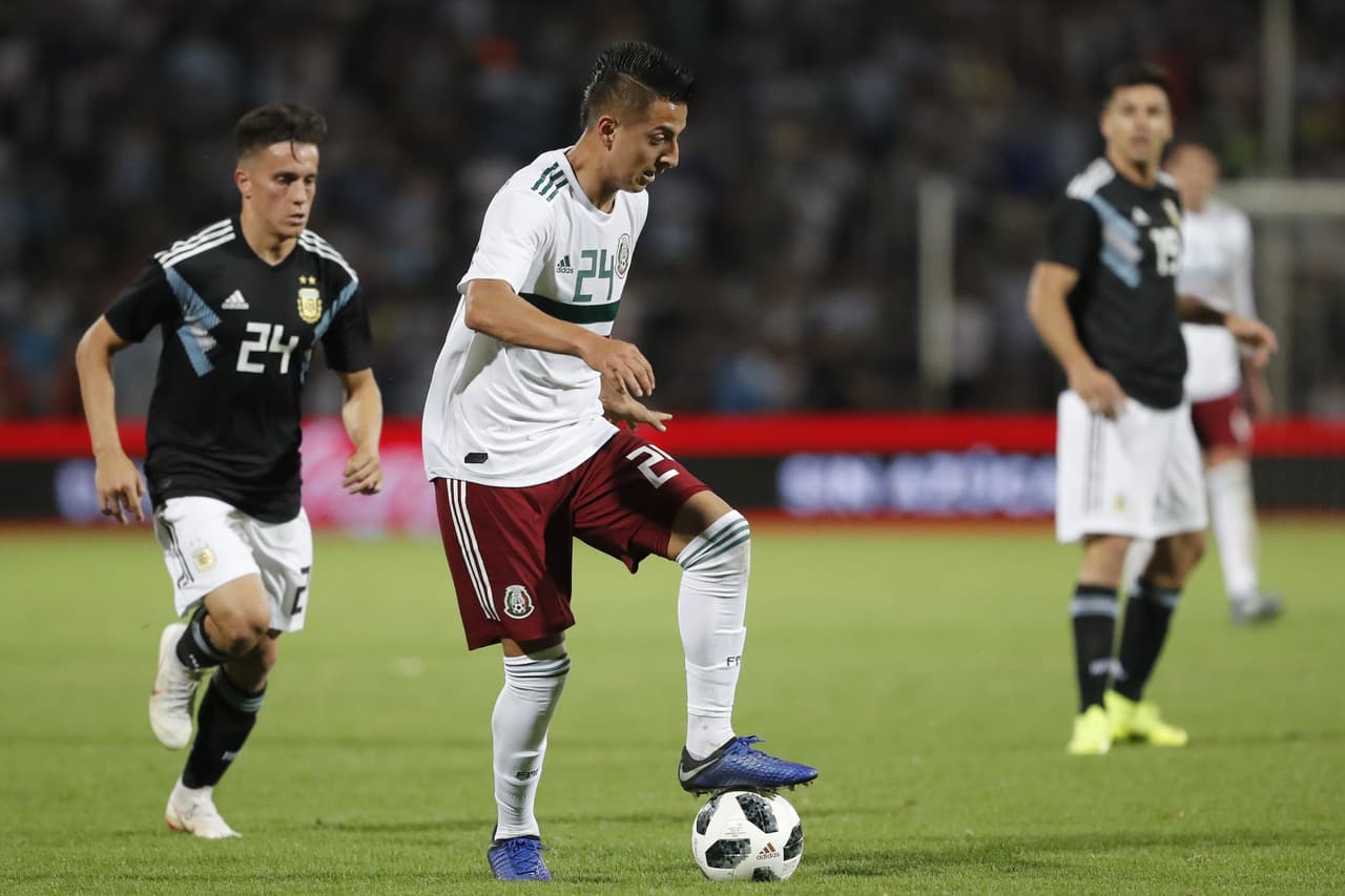 Entrando de cambio, en el segundo medio, Roberto Alvarado trató de integrarse al flujo de partido pero entró desconectado, salvo algunas paredes y combinaciones, se desesperó rápidamente.