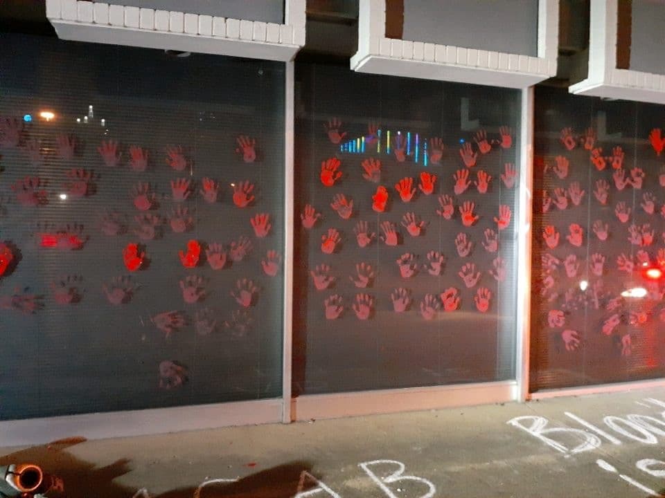 Al rededor de 30 personas manifestaron anoche afuera de la policía de Dallas en contra de las muertes que han ocurrido a manos de oficiales.