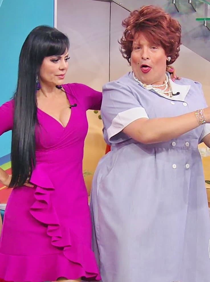 La colombiana no solo asistió con entusiasmo al galán de la obra, sino también a los demás invitados. Meche llenó de elogios a Maribel Guardia y argumentó que en algunas ocasiones la han confundido con ella, hasta presumió que tiene la misma medida de cintura que la actriz.