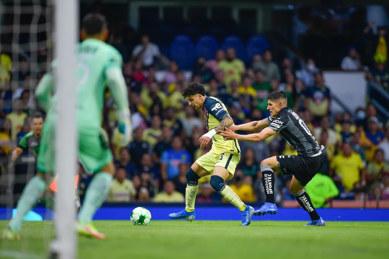 El primer tiempo careció de emociones, ya que ambos eequipos se dedicaron a meter mucha gente en el medio campo, neutralizando todo tipo de contragolpes y llegadas.