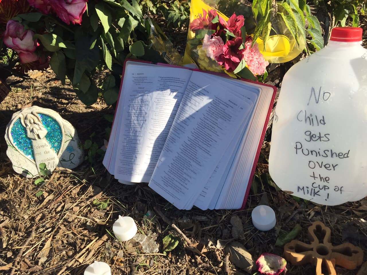 Una madre de tres niños dejó un galón vacío en el que se lee: "Ningún niño debe ser castigado por un vaso de leche".