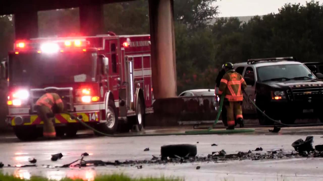 <h3 class="cms-H3-H3">Conducir en sentido contrario: un peligro mortal en Texas </h3>
<br>Este tipo de accidentes, aunque poco frecuentes, suelen ser letales. Según datos del Departamento de Transporte de Estados Unidos,
<b>los choques causados por conductores en sentido contrario representan una de las causas más peligrosas de accidentes de tráfico</b>, especialmente de madrugada y en autopistas de alta velocidad. En Texas,
<b> decenas de personas mueren cada año en incidentes similares</b>. Las causas más comunes suelen ser conducir bajo los efectos del alcohol, la fatiga o la confusión en el ingreso a las vías rápidas.