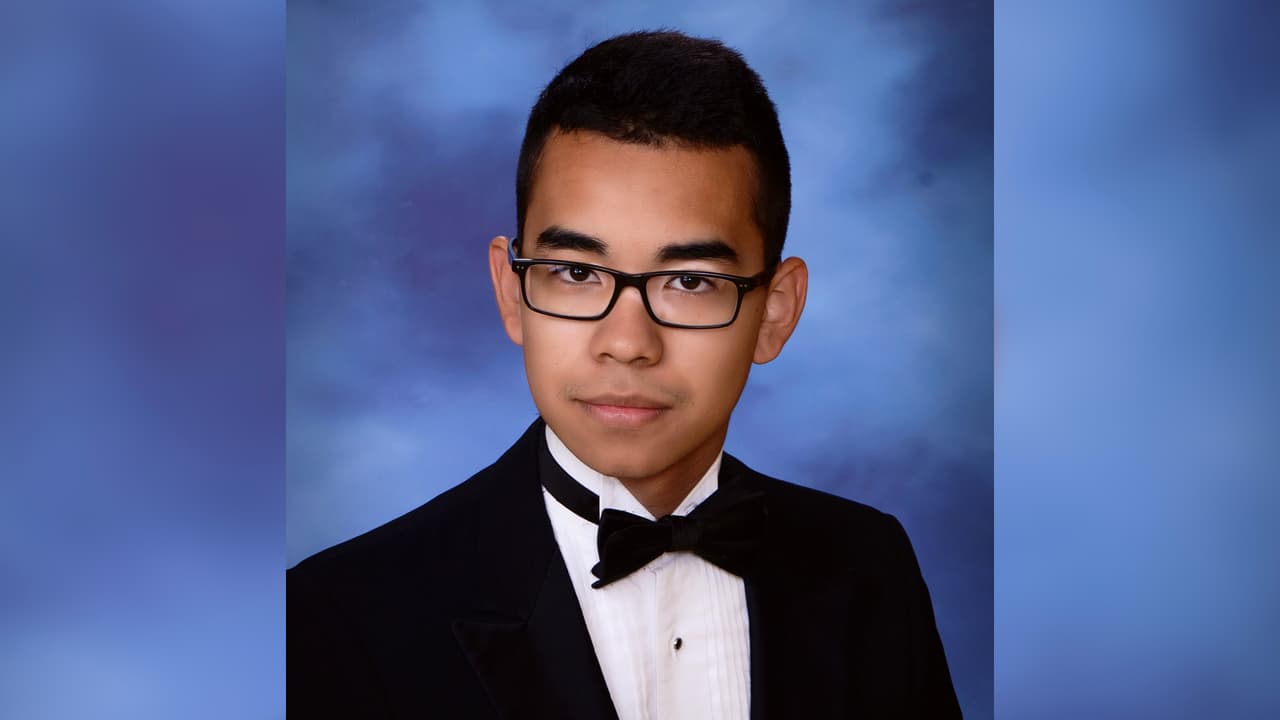 Antonio Bachiller, padre de César Alexander Cortés, manifestó que su hijo no se podrá graduar nunca pero que sigue vivo en sus corazones.