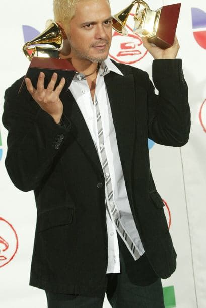 Así presumió sus premios esa noche. Sanz es otro de los grandes ganadores de Latin GRAMMY.