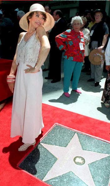 Rita Moreno forma parte del exclusivo club de las estrellas del paseo de la fama de Hollywood.