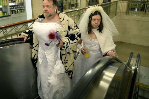 Las novias de marzo se inició en 1999 como un evento Cacophony Sociedad anual que tiene lugar el 15 de marzo, la intervención pretende ser una parodia de las bodas en la cultura occidental. El evento forma parte de un teatro de la calle con hombres y mujeres vestidos con trajes de novias, que salen a las calles de Nueva York y posan en diferentes puntos de la ciudad.