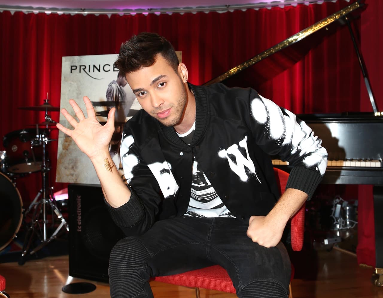 Prince Royce urge a la comunidad latina a "unirse y rezar por lo mejor"