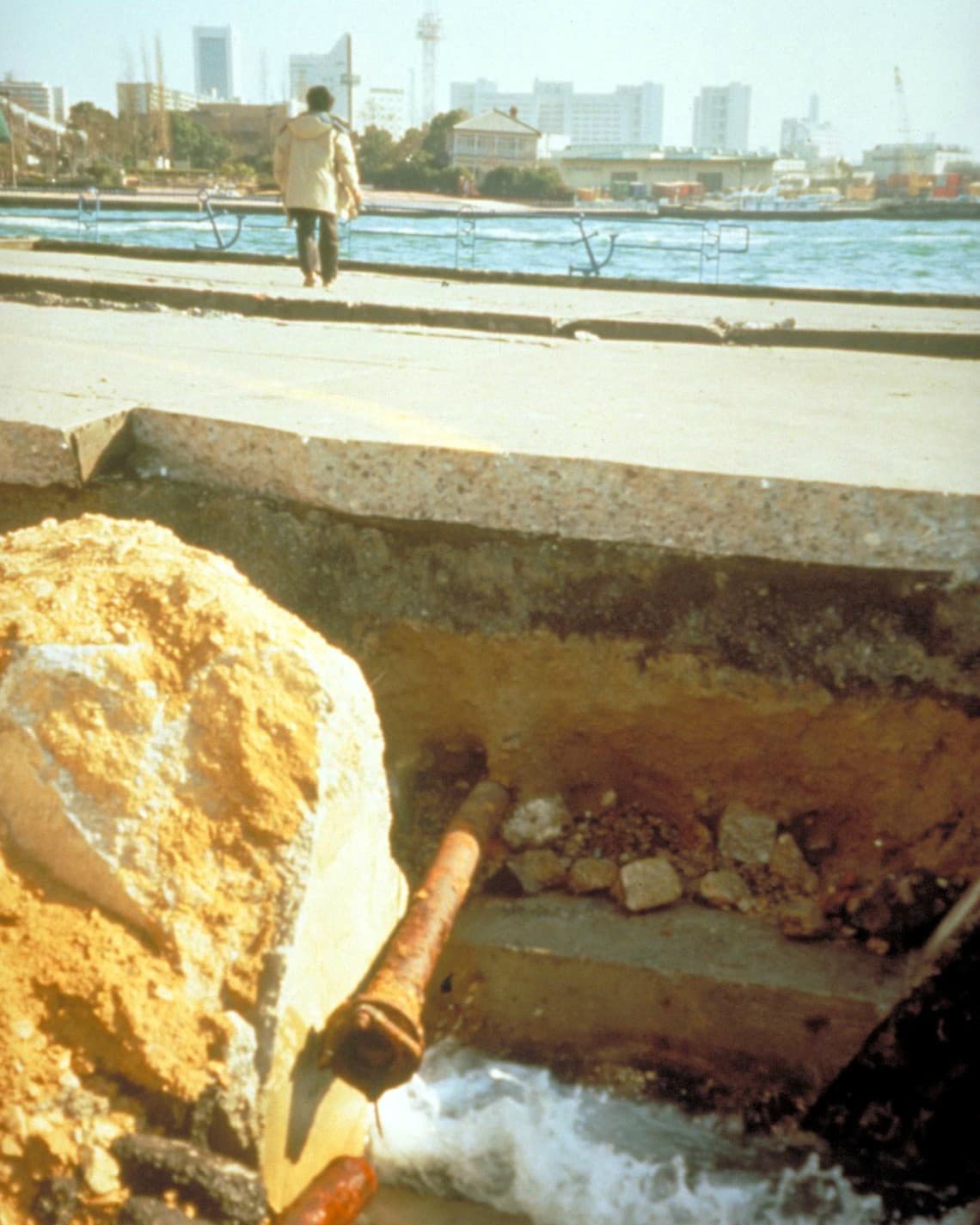 Los sismos de gran magnitudd también pueden dañar las tuberías y drenajes, abriendo la posibilidad de inundaciones urbanas. Aunque en estos casos, las autoridades pueden actuar de inmediato cortando el suministro de agua potable.
