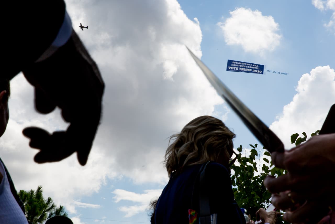 “El socialismo matará la economía de Texas”, se lee en un cartel en favor de la campaña de Donald Trump que llevaba un avión que sobrevoló el campus universitario antes del debate.