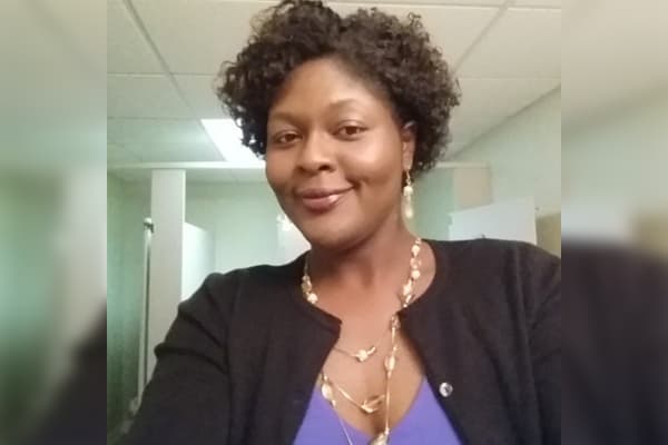 Laquita C. Brown, de Chesapeake, una agente del departamento de obras públicas que tenía cuatro años y medio trabajando en la ciudad.