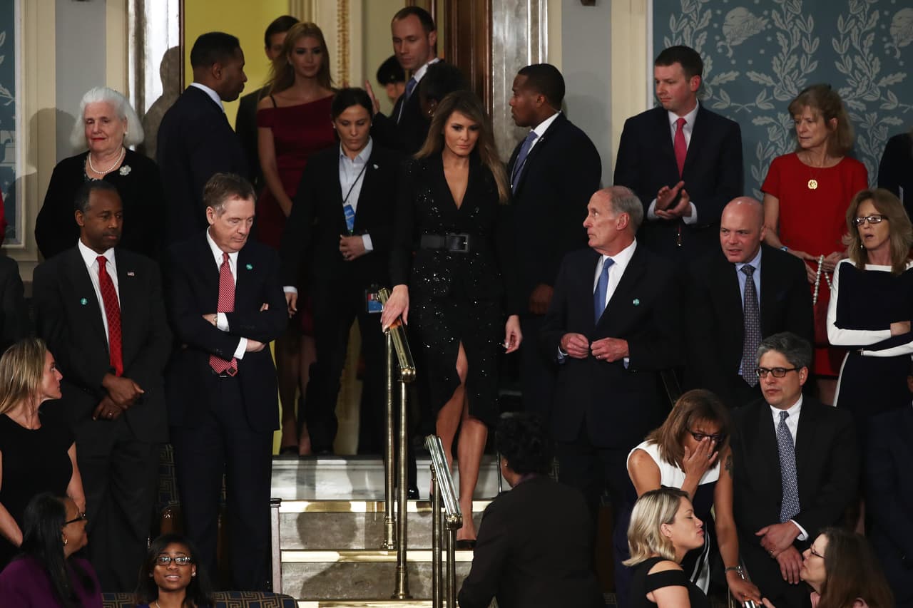 Pero como si quedara lugar a dudas, el patrón se repitió en febrero de 2017, cuando el presidente Donald Trump hacía su primera intervención ante el Congreso. Melania Trump apareció por primera vez como primera dama y eligió un vestido del diseñador estadounidense Michael Kors en negro.
