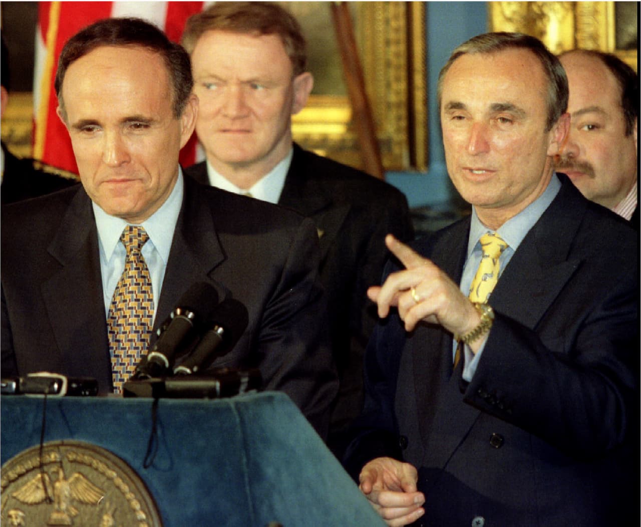 Rudy Giuliani en el anuncio público del retiro de William Bratton en 1996. Bratton fue el comisionado de la policía de Nueva York, responsable de la criticada y halagada política de ‘tolerancia cero’ que disminuyó la criminalidad en la ciudad.