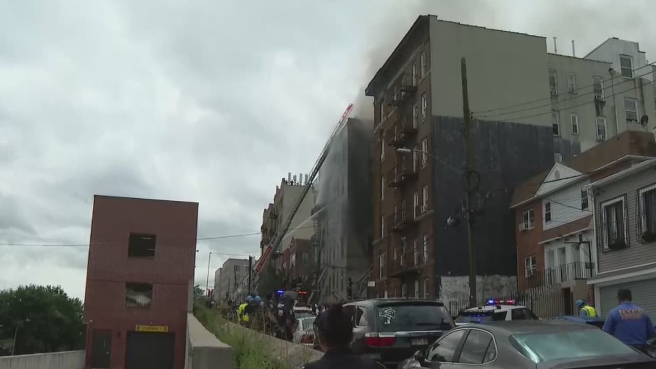 Recuperan un segundo cuerpo del edificio en El Bronx que se incendió tras una explosión