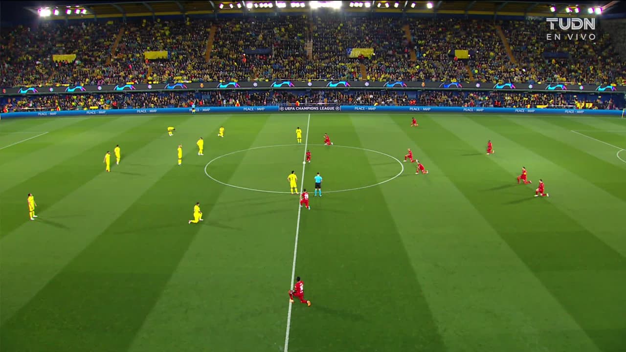 Arranca el partido y la pelota está en juego.