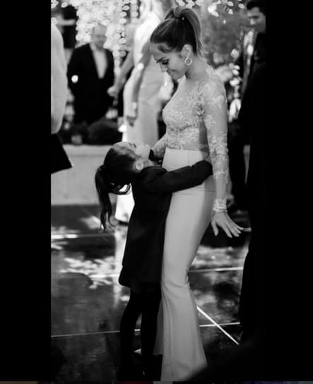 Este es otro de los mejores abrazos, el de la pequeña hija de JLo abrazando a su mami.