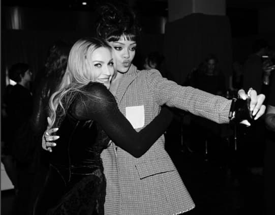 Hasta con Madonna se ha dado abrazos, este par de reinas son muy 'sweet'.