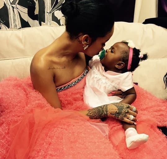 Rihanna tiene mucho amor para dar, y por eso le encanta llenar de abrazos a su pequeña sobrinita.