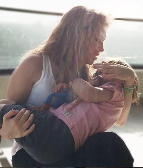 Entre los abrazos más lindos tenemos este, el de Thalía con su hermosa pequeñita.