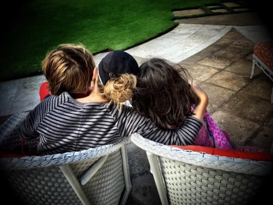 ¡Mucho amor! Thali ama llenar de abrazos a sus pequeñitos.