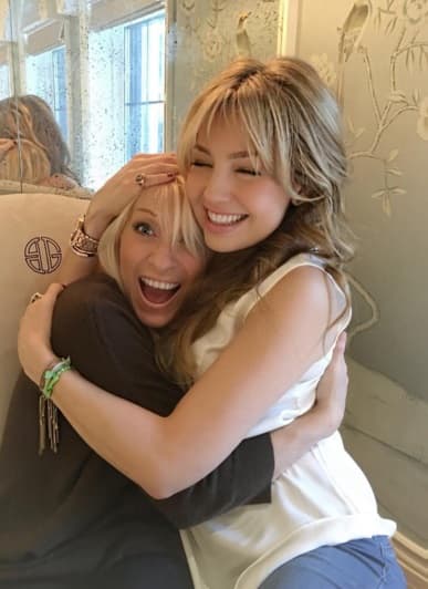 A sus amigos también los rodea en sus lindos brazos, y Yuri no se ha escapado.