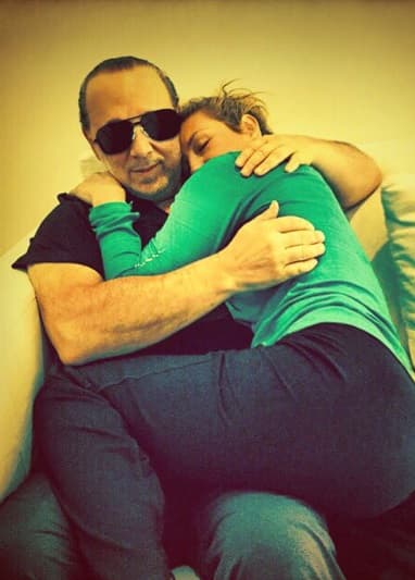 La diva latina también se llena de amor abrazando a su esposo Tommy Mottola.