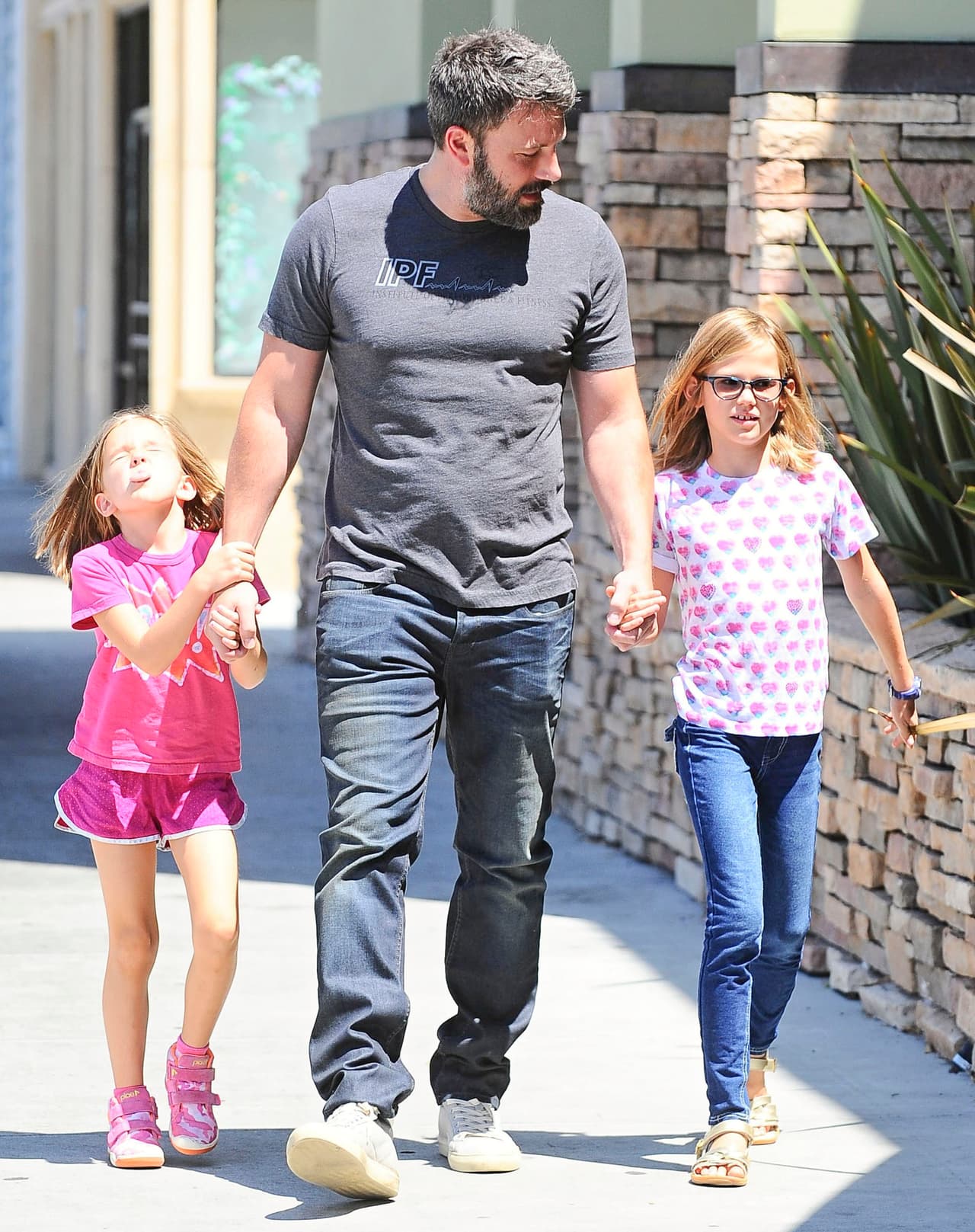 Hasta la lengua les sacó.