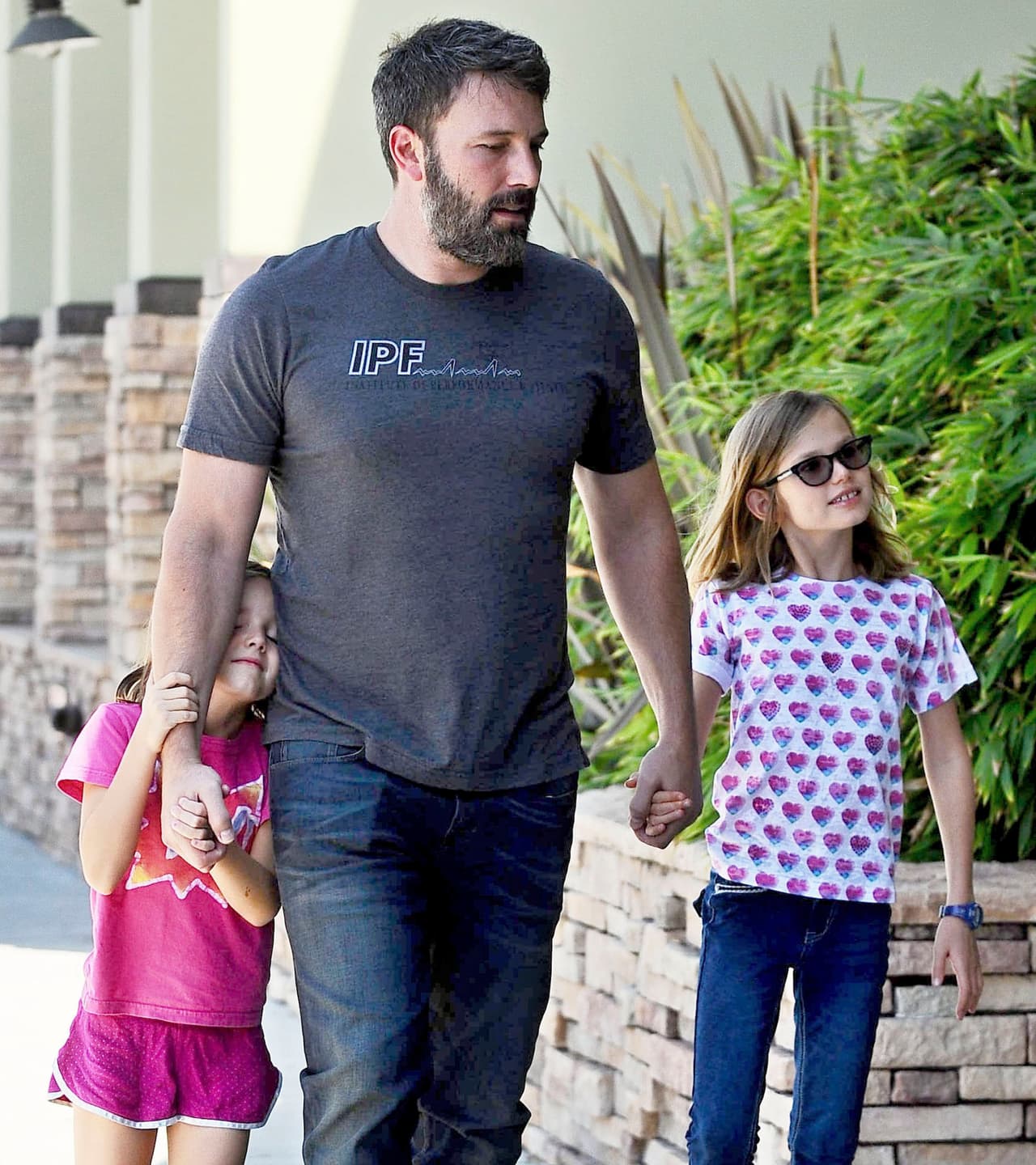 Seraphina se ocultaba detrás del brazo de su papi.