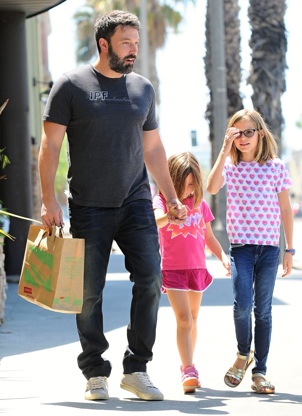 El trío estaba inmerso en una conversación.