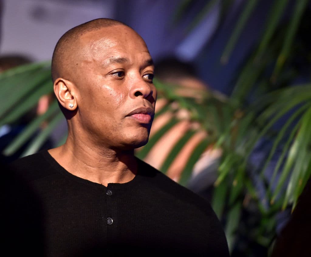 El 4 de enero el rapero
<b>Dr. Dre fue hospitalizado </b>en Los Ángeles debido a que sufrió un
<b>aneurisma cerebral</b>, por el cual continúa en observación.
<br>