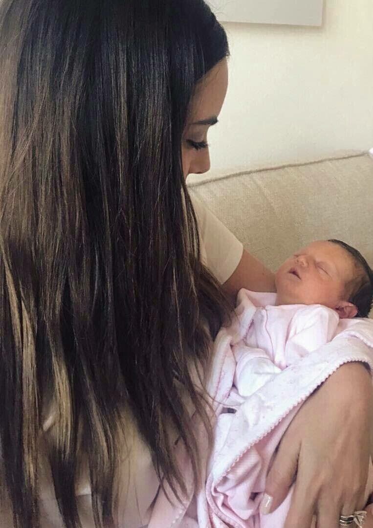 Por lo pronto 
<b><a href="http://www.univision.com/temas/ximena-navarrete">Ximena</a></b> está practicando con esta dulce pequeñita lo que es ser mamá y por lo visto a su esposo le encanta la idea, ya que también se ha visto a Juna Carlos muy cariñoso con los niños de su familia que lo rodean.