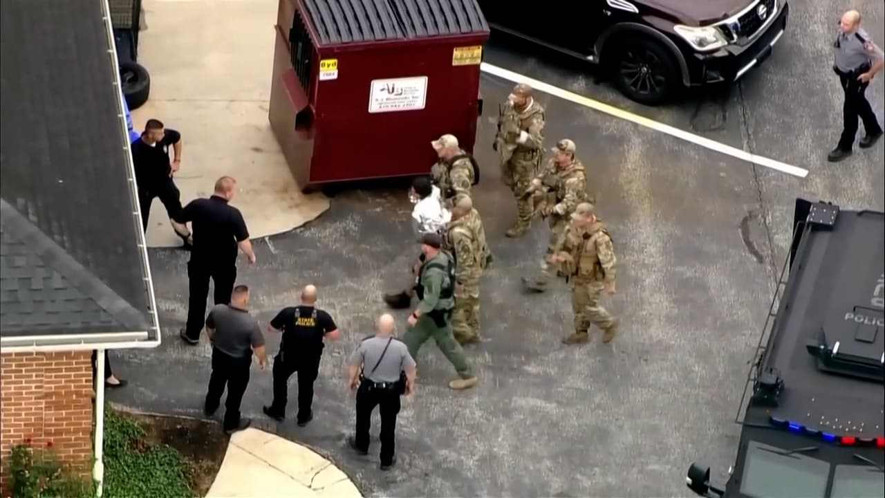 El peligroso 
<b><a href="https://www.univision.com/local/philadelphia-wuvp/prision-condado-chester-escape-danelo-cavalcante" target="_blank">Danelo Cavalcante fue reaprehendido</a></b> alrededor de las 8:25 AM. “Me complace anunciar que el fugitivo está bajo custodia”, dijo un funcionario local, tras un operativo en el que Cavalcante fue rastreado con tecnología térmica por vía aérea.