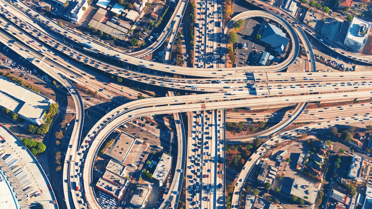 <h3 class="cms-h3-H3">1. Los Ángeles, California</h3>
<br>La gran ciudad de California ha sufrido tradicionalmente de un tráfico tan terrible que la contaminación que causaba dio liugar a que California obtuviese una excepción legal para poder aplicar sus propias leyes en materia ambiental, las cuales hoy son ejemplo en todo el mundo. Aunque el aire ahora es más limpio, en la tierra la situación sigue siendo desastrosa, colocando a 
<b>Los Ángeles en el primer lugar entre las ciudades con peor tráfico en el mundo</b>.
<br>
<br>El chofer angelino promedio pierde el 12% de su tiempo tras en volante en trancas de tráfico, mientras que su trabajador promedio malgasta 
<b>102 horas al año</b> en tráfico cerrado.