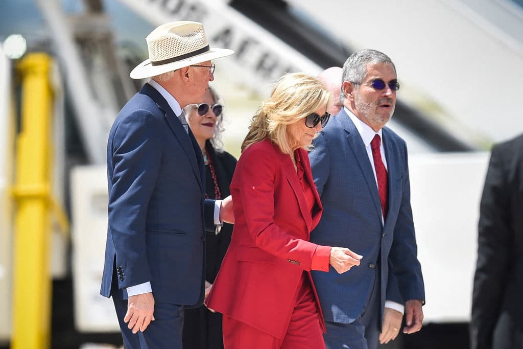 La primera dama de Estados Unidos, Jill Biden, camina con el embajador de Estados Unidos en México, Ken Salazar, y el próximo ministro de Relaciones Exteriores de México, Juan Ramón de la Fuente.