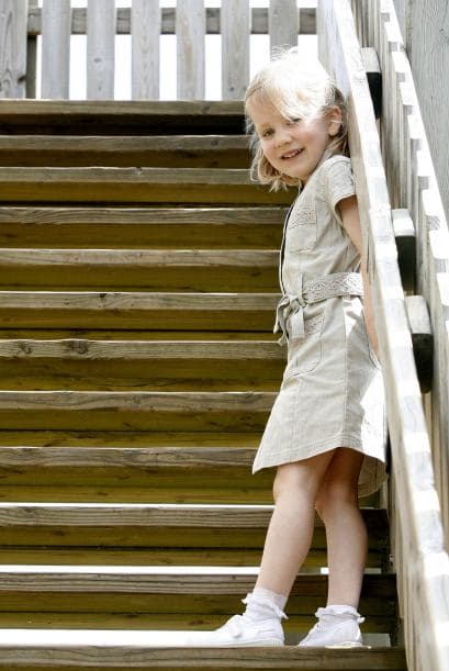 Elisabeth de Bélgica es la heredera al trono de su padre, Felipe, el rey de los Belgas. Tiene 12 años y es la mayor de cuatro hermanos.Además de su formación real, asiste al colegio y toma clases de danza. Sus padres han procurado que su vida pública sea limitada, sin embargo toma su papel ocasionalmente y siempre deja una buena impresión.Comparte mucho tiempo con sus padres y hermanos en actividades muy familiares.