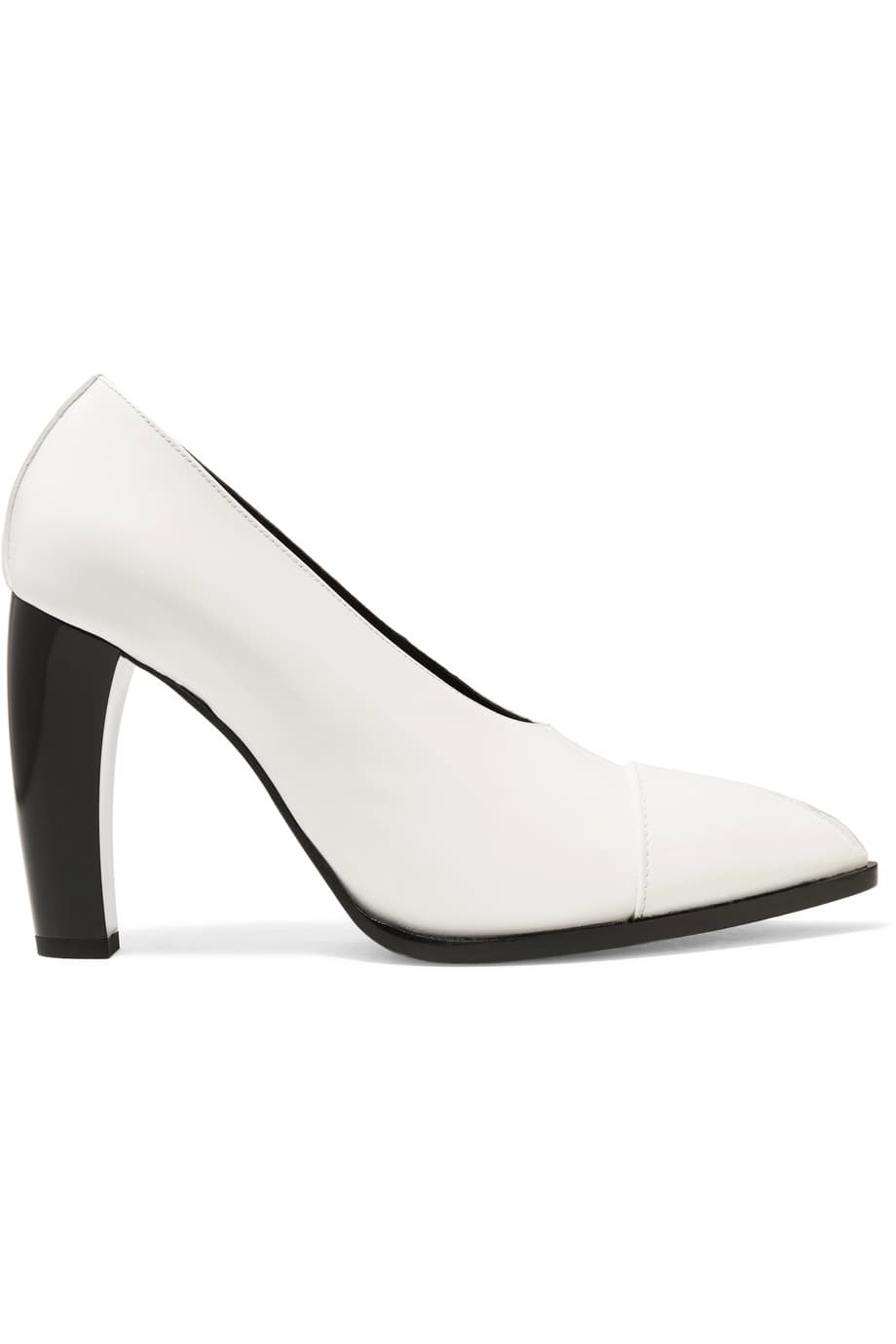 9. La colección Otoño 16 de Jill Sander se define como minimal y con una estética vintage. Usa estos pumps con un look monocromático como lo propuso la marca en la pasarela. (
<b>Jil Sander)</b>