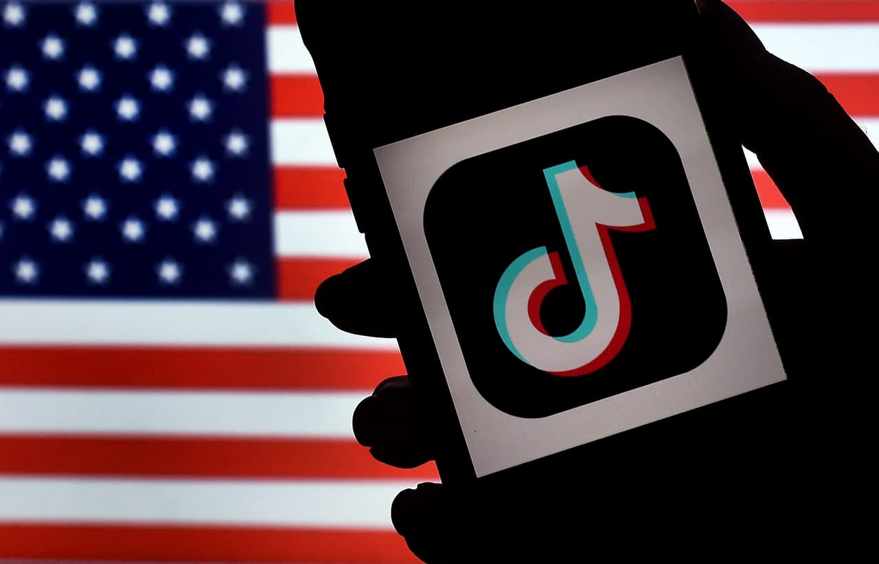 <h2 class="cms-H2-H2">ESTADOS UNIDOS</h2>
<br>
<br>Esta semana, Estados Unidos dijo que sus agencias gubernamentales tienen 30 días para eliminar TikTok de los dispositivos personales de funcionarios federales por motivos de seguridad. 
<br>
<br>La prohibición se aplica solo a los dispositivos del gobierno, aunque algunos legisladores estadounidenses abogan por una prohibición total. China arremetió contra Estados Unidos por prohibir TikTok, describiendo la prohibición como un abuso del poder estatal y reprimiendo empresas de otros países. Más de la mitad de los 50 estados del país también prohibieron la aplicación en dispositivos gubernamentales.
<br>