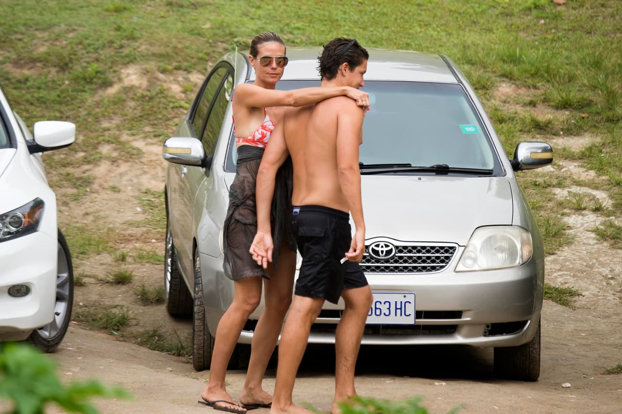 La modelo de 44 años fue pillada en varios momentos apasionados con su noviecito más joven.