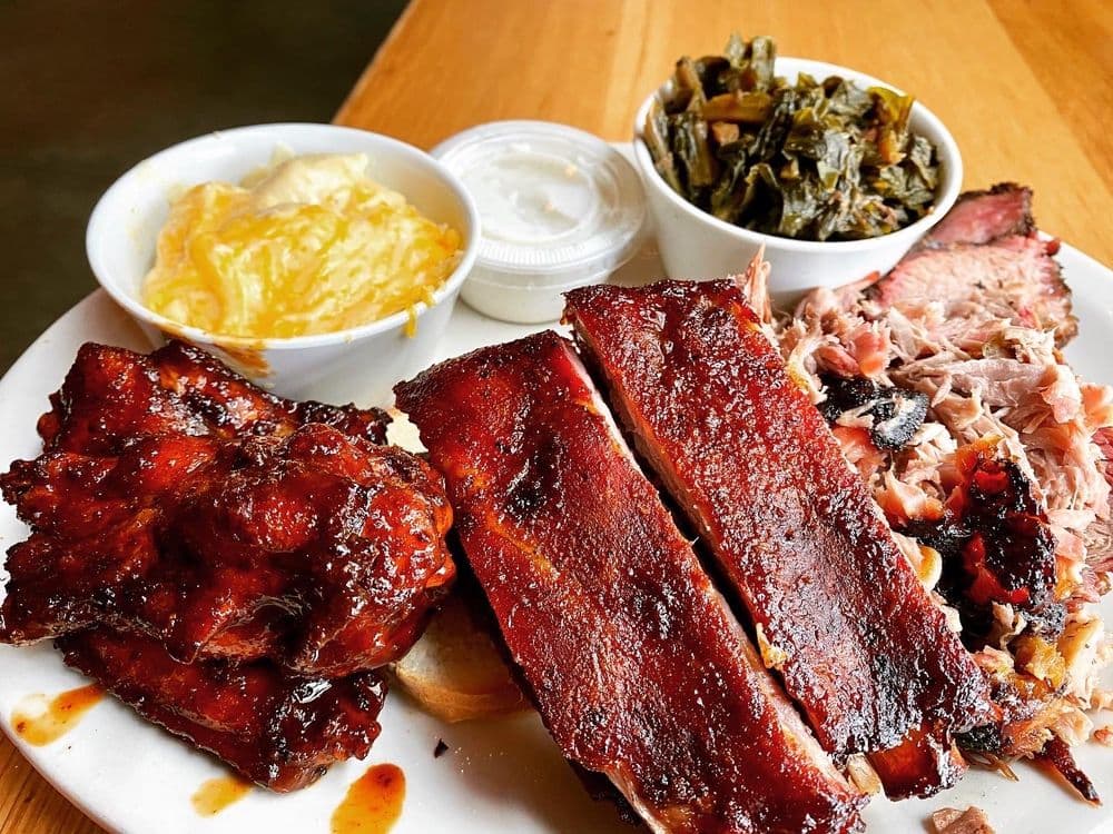 <b>Fox Bros. Bar-B-Q</b>
<br>Dirección: 1238 Dekalb Ave NE Atlanta, GA 30307
<br>Teléfono: (404) 577-4030
<br>Sitio web: 
<a href="http://foxbrosbbq.com">http://foxbrosbbq.com</a> 
<br>
<b><a href="https://www.yelp.com/map/fox-bros-bar-b-q-atlanta">Cómo llegar</a></b>
<br>
<br>Una usuaria de Yelp dijo: “Este lugar es asombroso. Normalmente está lleno, pero hacen un trabajo increíble para que te sientes en un tiempo razonable. La comida se cae del hueso tierna y bien condimentada. Y me encantan todos los complementos”.