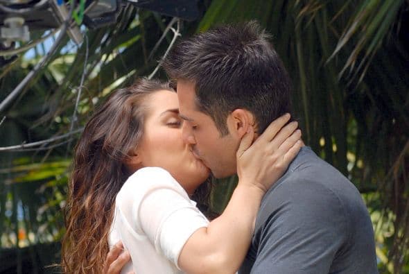 A los pocos meses del estreno se confirmó que ambos actores iniciaron un noviazgo. 
<br>