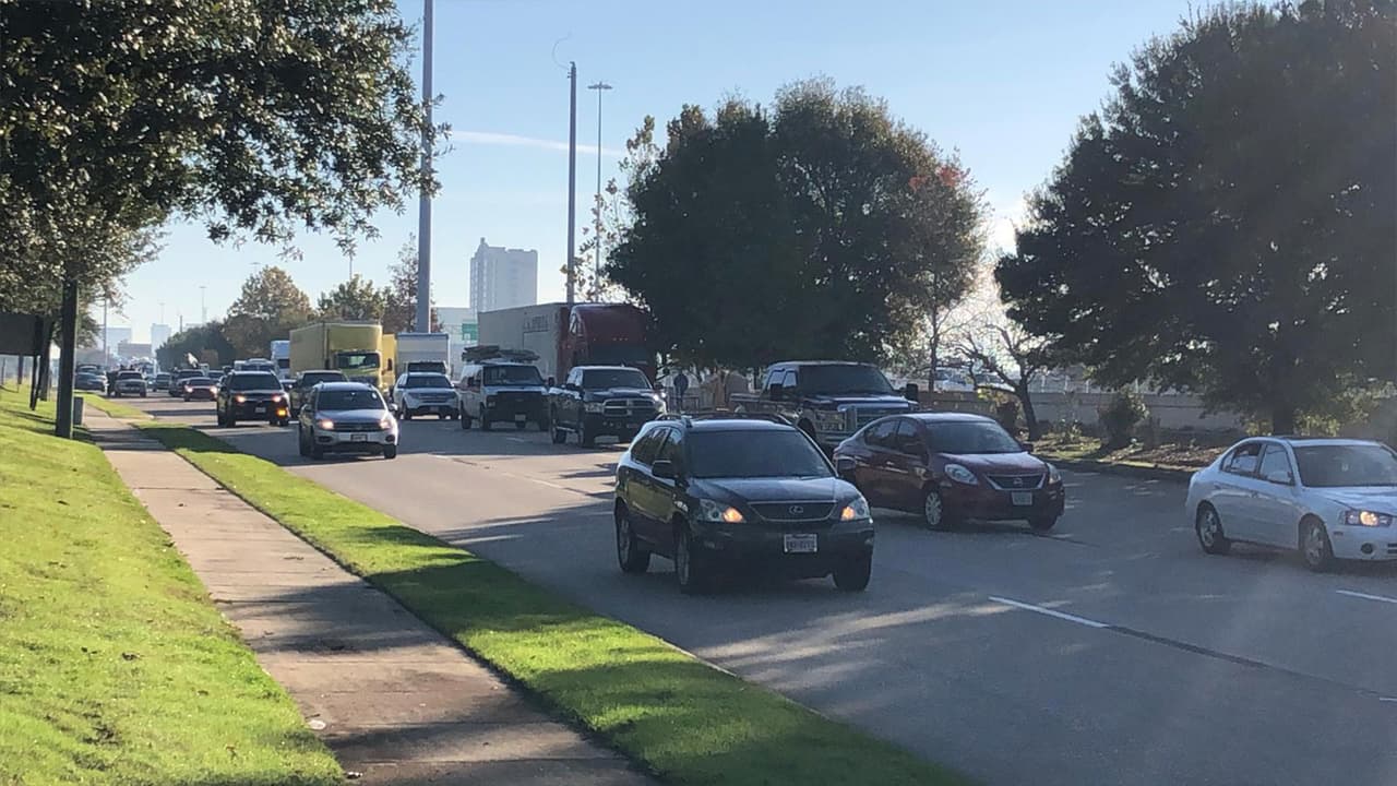 Hasta las 9 am de este lunes, Ed González, alguacil del condado Harris, informaba que los carriles de la autopista se mantenían cerrados hacia el oeste más dos de lado este.