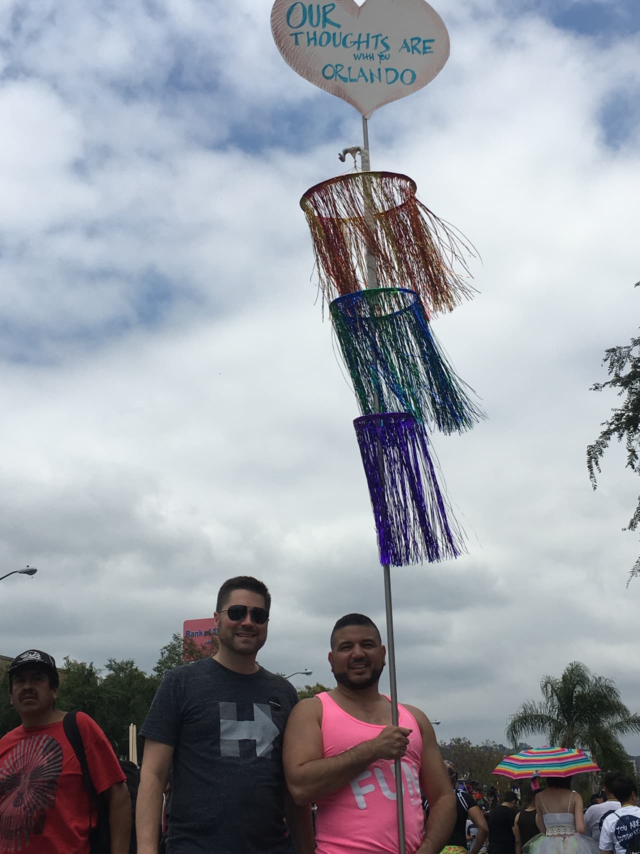 Nathan Charris acudió a LA Pride e hizo este corazón para honrar a las víctimas del ataque en Orlando.