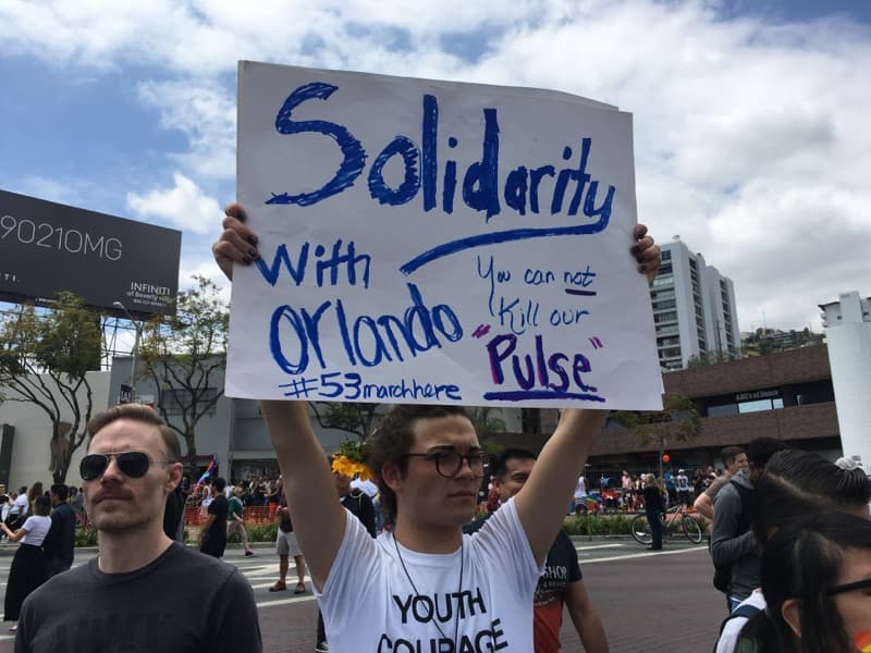 “Solidaridad”, dice esta pancarta que se vio entre los participante en LA Pride.