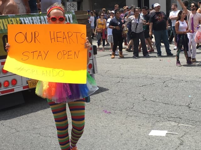 La alcaldesa de West Hollywood, Lauren Meister, afirmó la mañana del domingo que los festejos en Los Ángeles iban a continuar con el programa previsto, al entender que era la mejor respuesta ante la violencia.