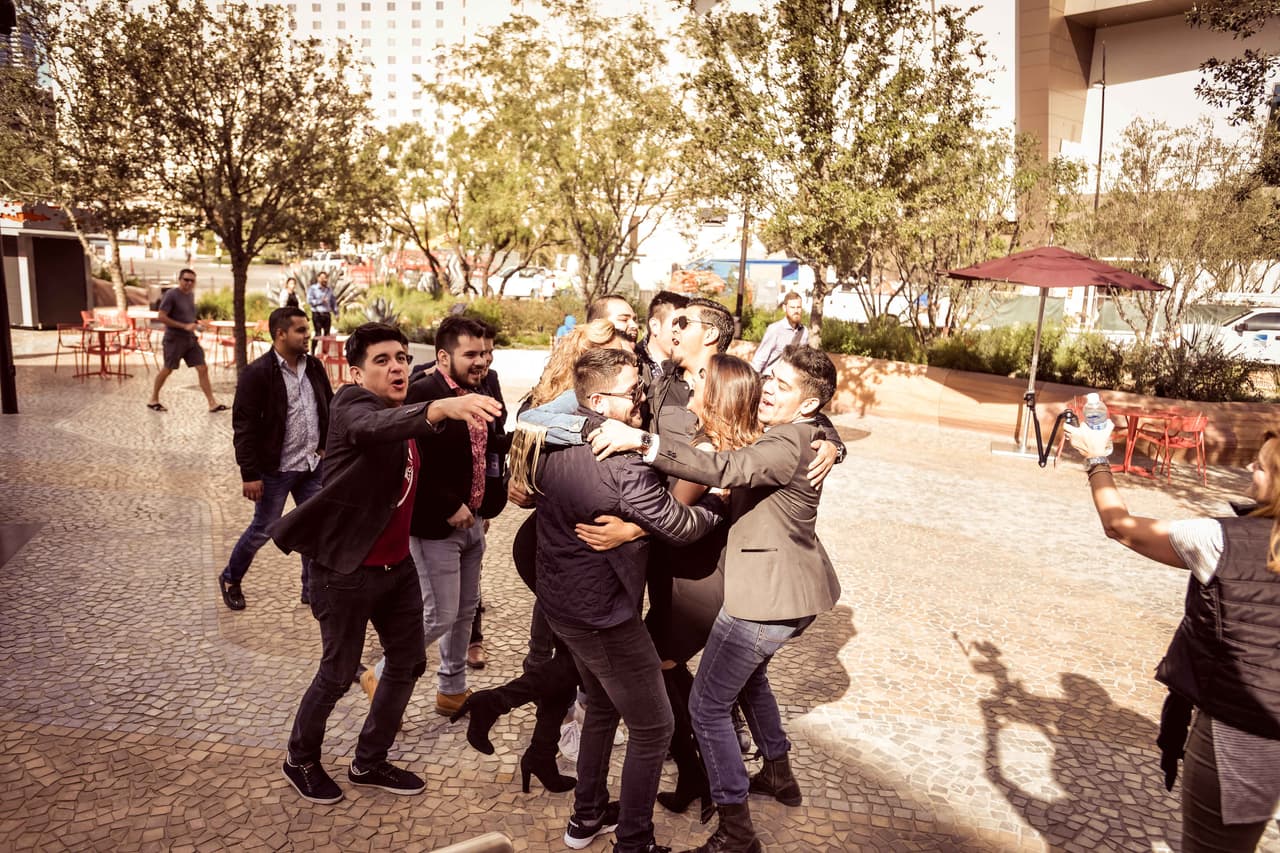 Luego apareció Clarissa y los chicos no la dejaron ir, armaron una fiesta en plena calle...