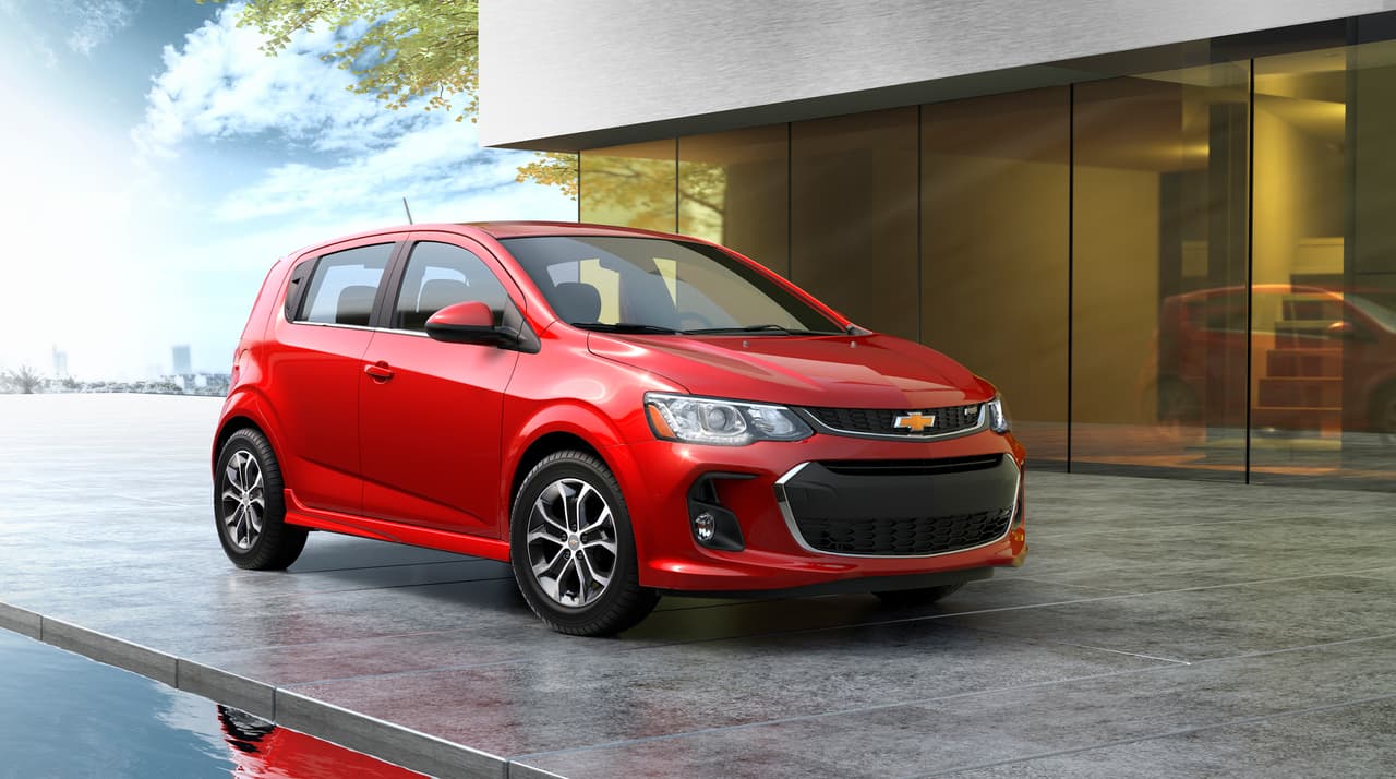 <b>Chevrolet Sonic</b>
<br>Es una buena opción para aquellos que están pensando en su primer auto. La versión 2018 empieza en $15,295 dólares en las agencias Chevrolet de EEUUU. Pese a que no tiene ninguna novedad respecto a la modalidad 2017, no deja de ser una buena referencia y se tiene la posibilidad de elegir entre un hatchback cinco puertas y un sedán para los más reservados.