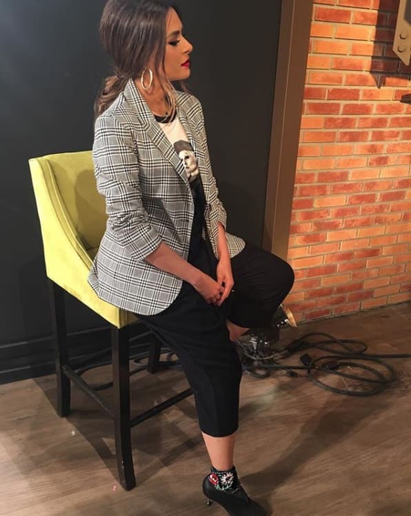 Dale un toque diferente y muy jovial a tu 'outfit' con una playera y calcetines con zapatos abiertos.