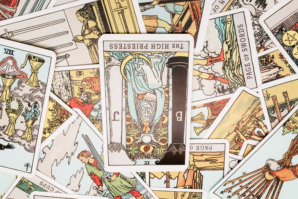 <b>La Sacerdotisa en posición invertida</b>
<br>Representa la superstición, la duda/contradicción, el miedo a lo desconocido, la nostalgia, un posible ataque psíquico, sentimientos bloqueados, fantasías incontrolables, sensación de impureza física o mental, sacrificios, papel pasivo, manipulación sexual, mistificación, deseo de vivir en el anonimato, misterio.