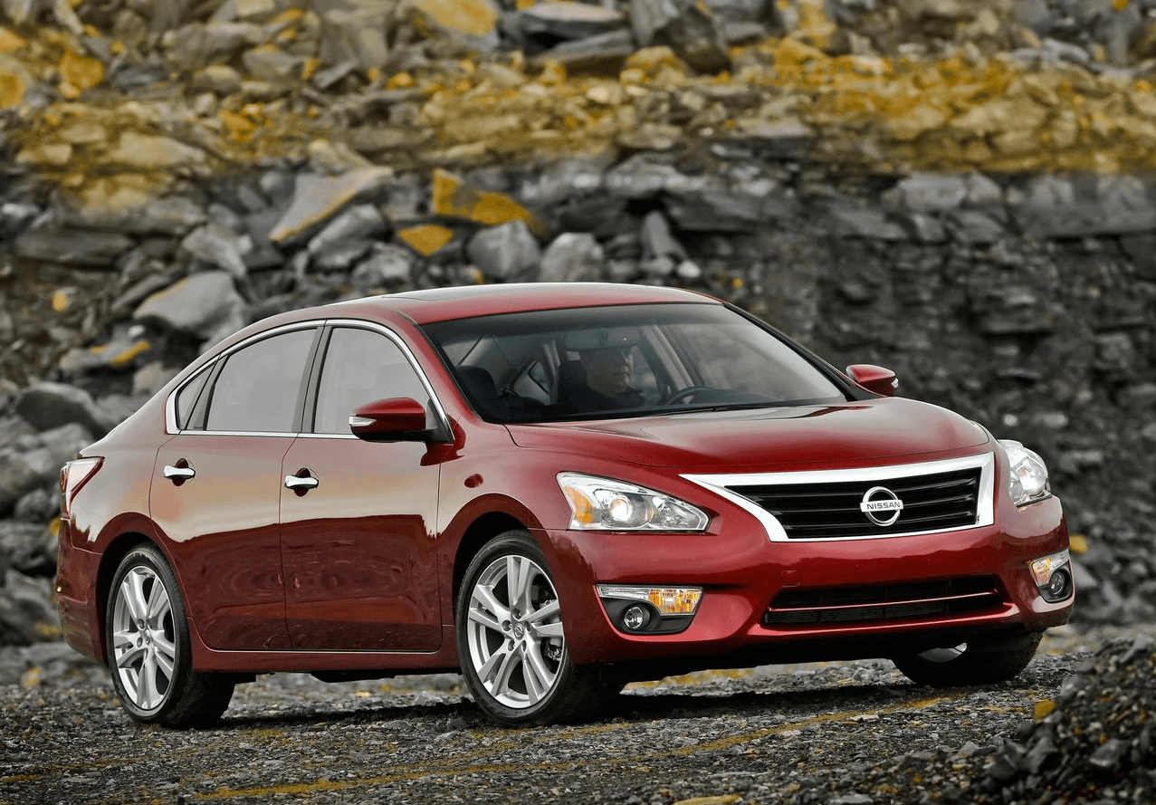 8. Nissan Altima 2015: El Altima fue el único modelo 2015 que apareció en la lista, lo que habla muy alto del gusto que los ladrones tienen por el popular sedán mediano de Nissan. El gusto de los criminales no difiere del gusto del público general que en ese mismo año situó al Altima en el quinto lugar entre los autos de pasajeros más vendidos de la nación. Un total de 19,374 Nissan Altima fueron víctimas de robo en 2015.
