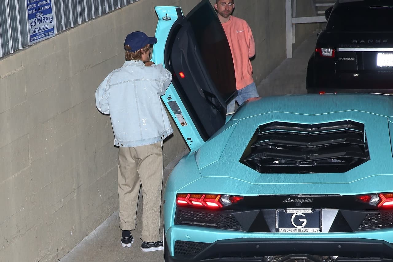 Aunque los artistas no se siguen en Instagram, la texana recibe en su cuenta fotos de su ahora novio, ya que entre las 37 páginas que sigue están varios clubes de fanáticos que no le pierden la pista a ella ni al músico.